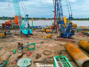 Công trường thi công cầu Trần Hưng Đạo qua sông Hồng được Hà Nội khởi công trong năm 2025. Ảnh: T.Tài