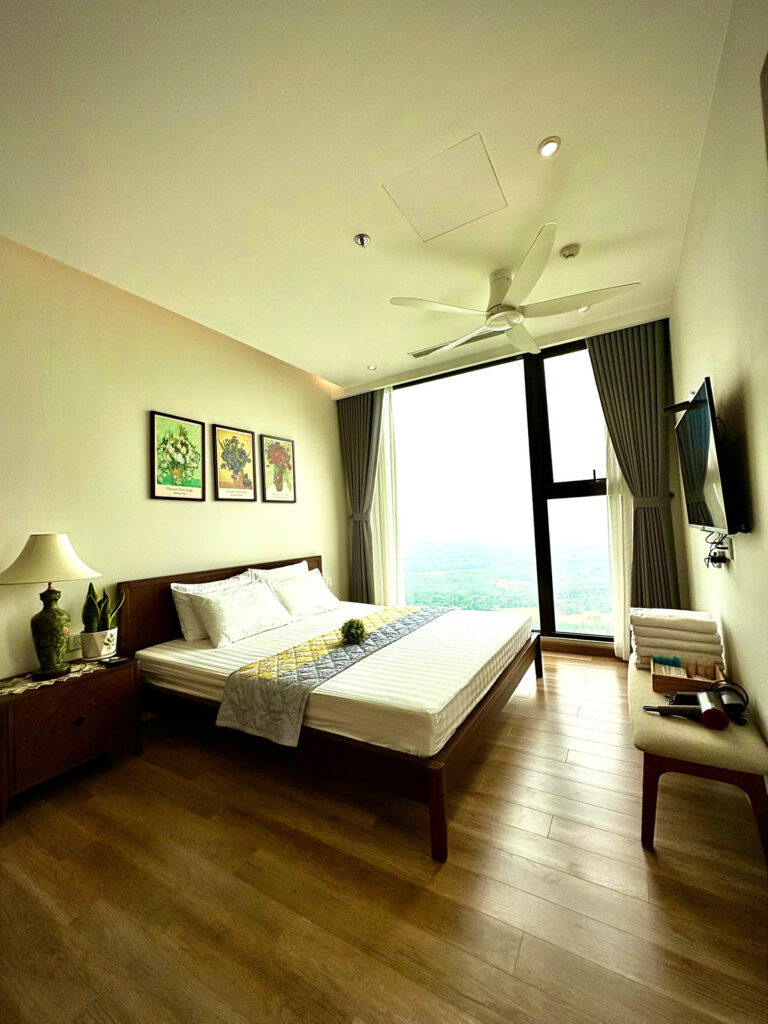Các phòng ngủ homestay Ecopark 3PN đều view hồ