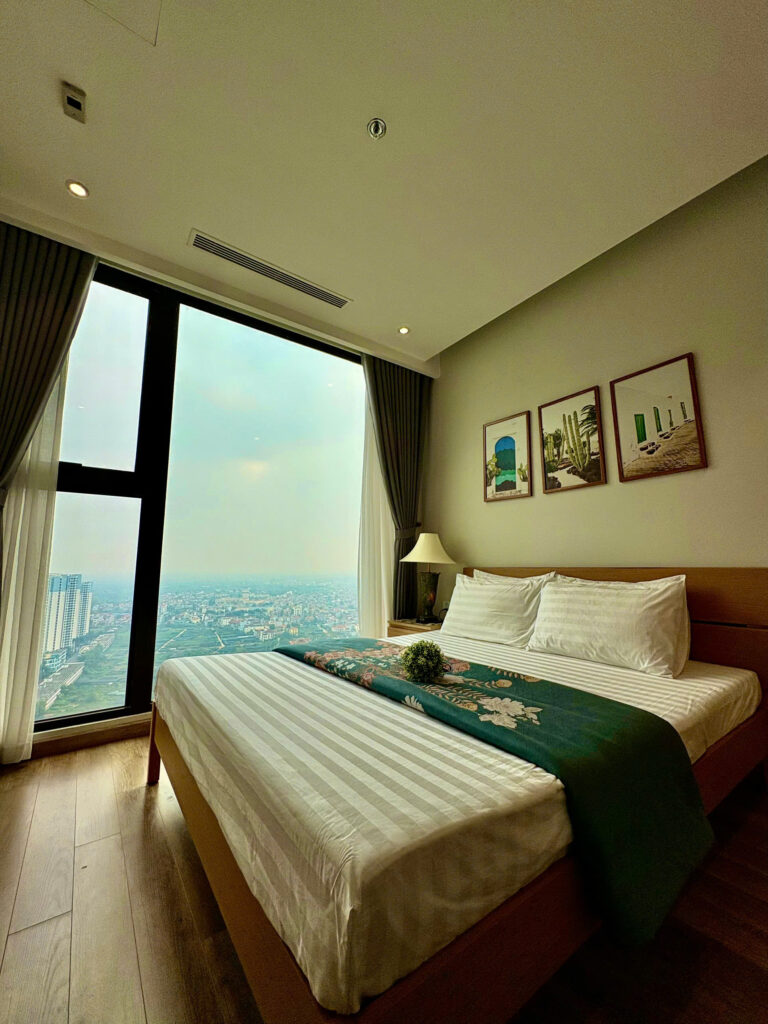 Các phòng ngủ homestay Ecopark 3PN đều view hồ