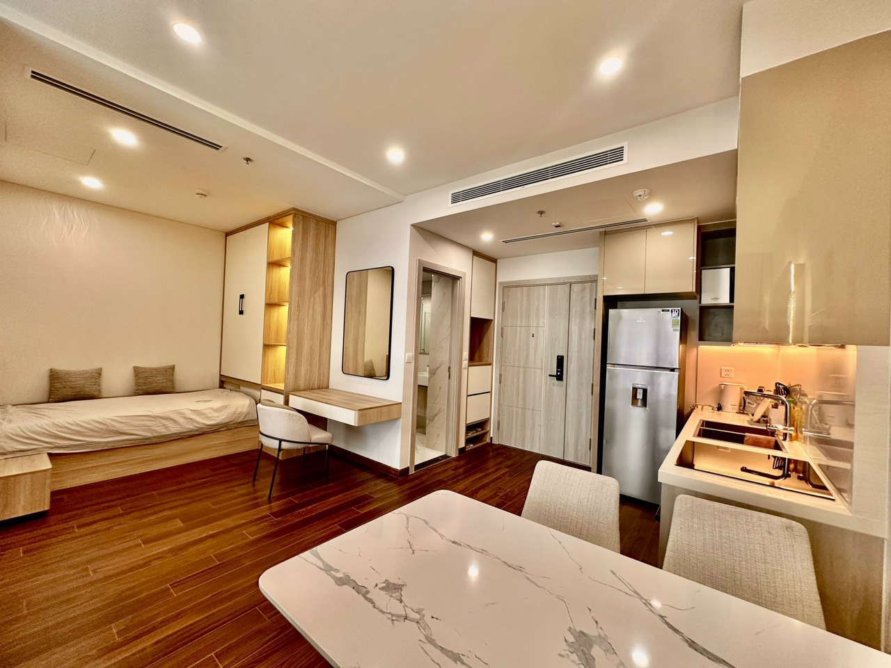 homestay-masteri-west-heights-toa-d-1pn-view-ho Homestay Masteri West Heights tòa D căn 1PN+1 diện tích 50m², tầng cao, view hồ