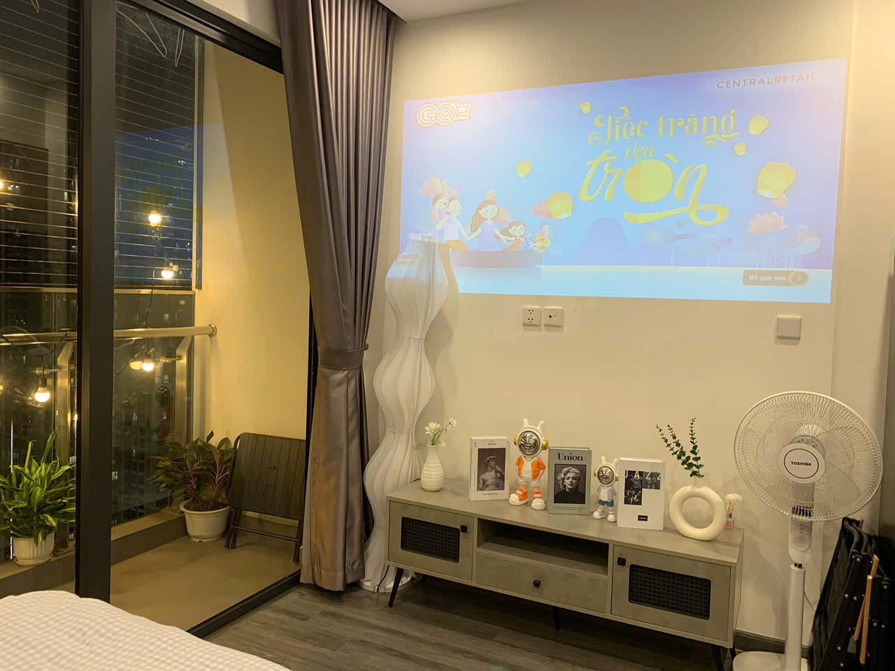 homestay-studio-tonkin-1-tang-30-may-chieu-netflix-ban-cong (1) Homestay Imperia Smart City I2 Tầng 19 Studio Full Nội Thất