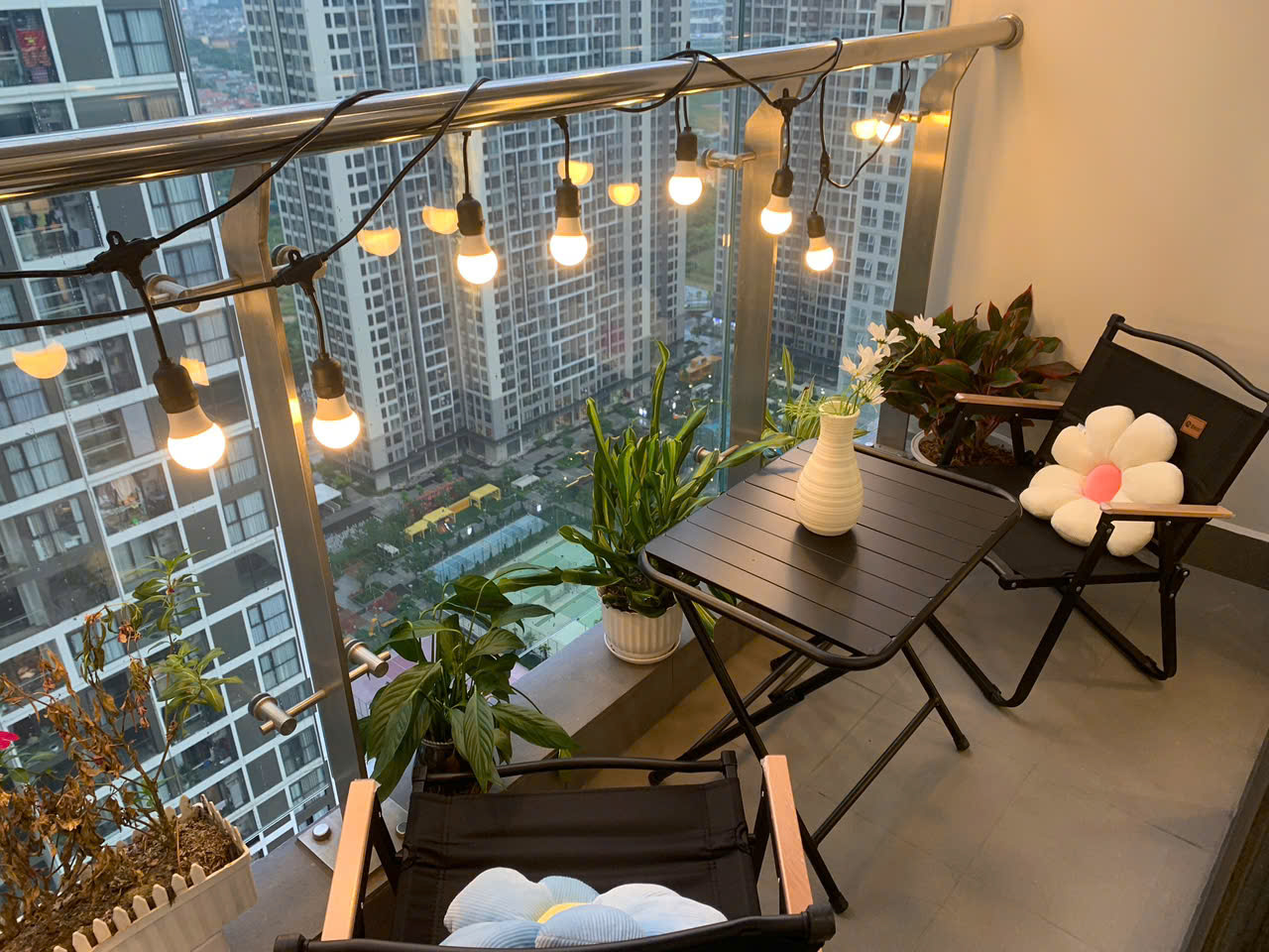 homestay-studio-tonkin-1-tang-30-may-chieu-netflix-ban-cong (4) Homestay Imperia Smart City I2 Tầng 19 Studio Full Nội Thất