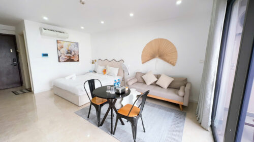 Homestay Dcapitale có Smart TV và bàn làm việc