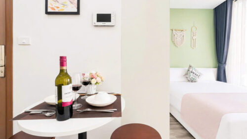 Bàn ăn căn hộ homestay Green Bay Mễ Trì tầng 29